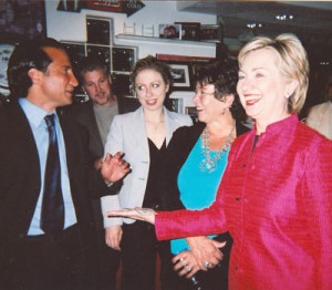 Bill & Hillary Clinton &  the clinton family enjoys magical interaction with las vegas magician simon winthrop  (1)