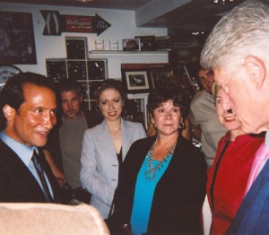 Bill & Hillary Clinton &  the clinton family enjoys magical interaction with las vegas magician simon winthrop  (2)
