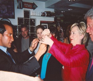 Bill & Hillary Clinton &  the clinton family enjoys magical interaction with las vegas magician simon winthrop  (3)